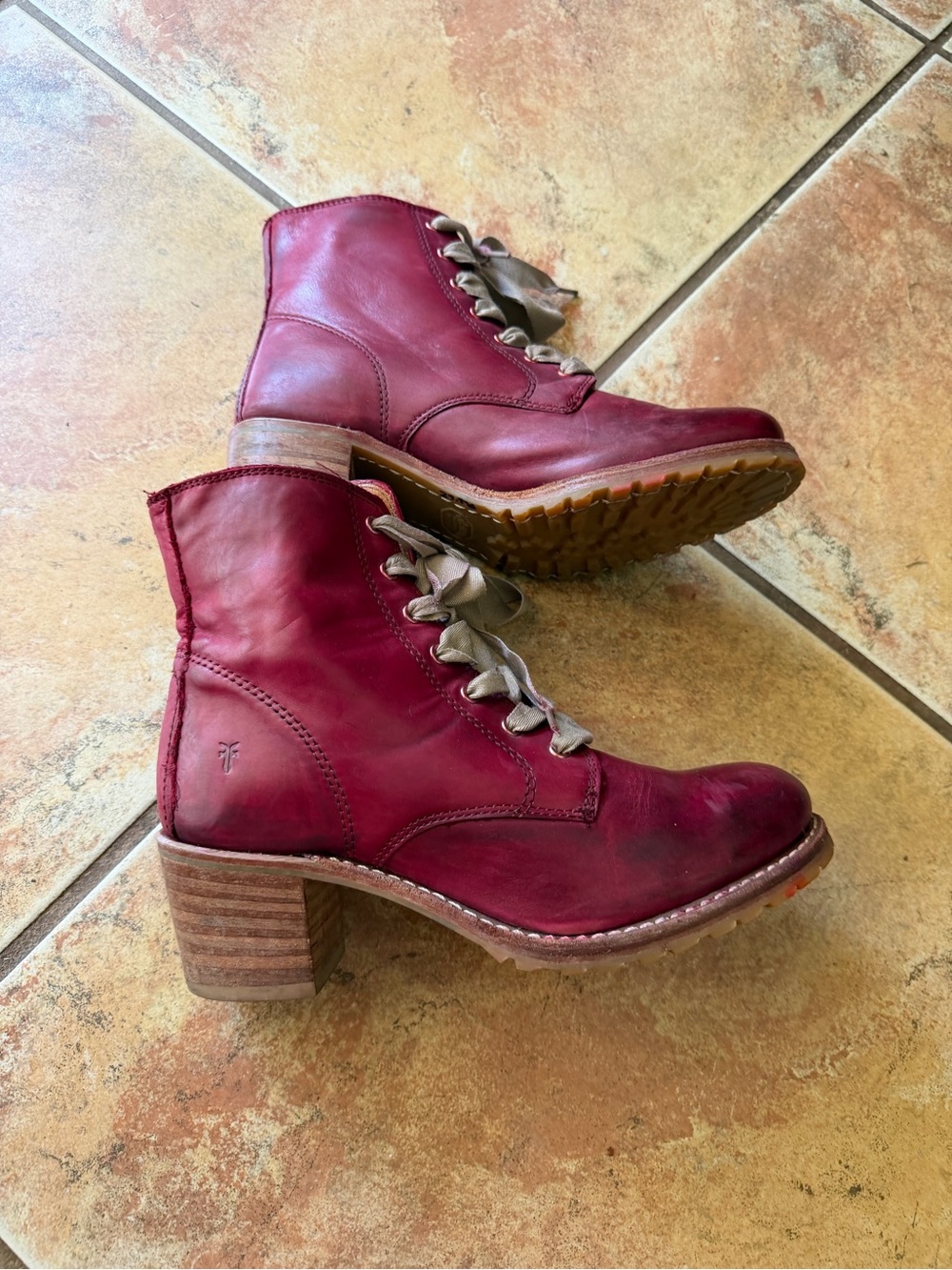 Frye Sabrina 6G Lace Up Red Boots